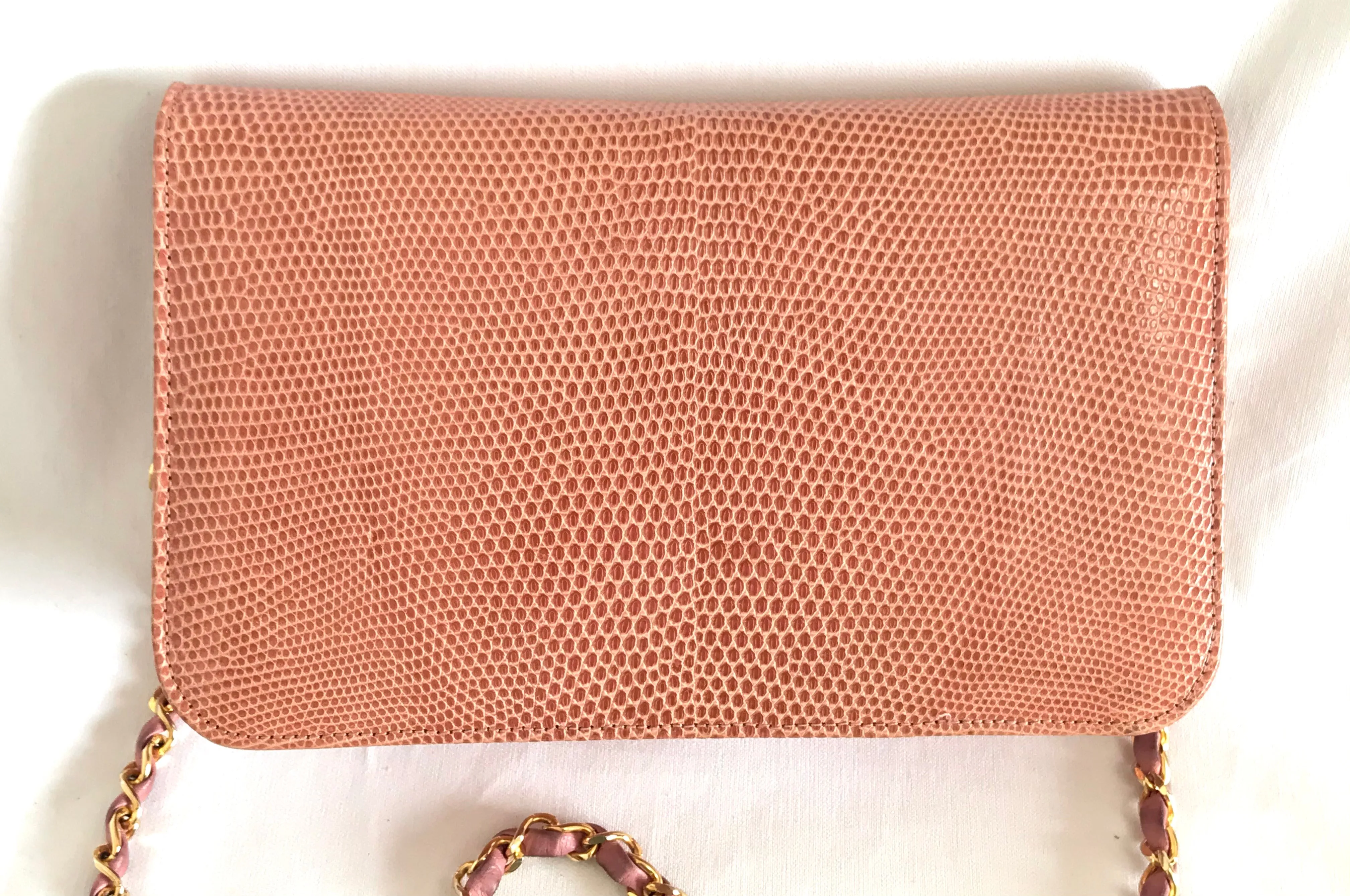 Vintage CHANEL milky pink genuine lizard leather 2.55 shoulder bag with golden CC mark and and chain strap. Rare masterpiece. 050323re10